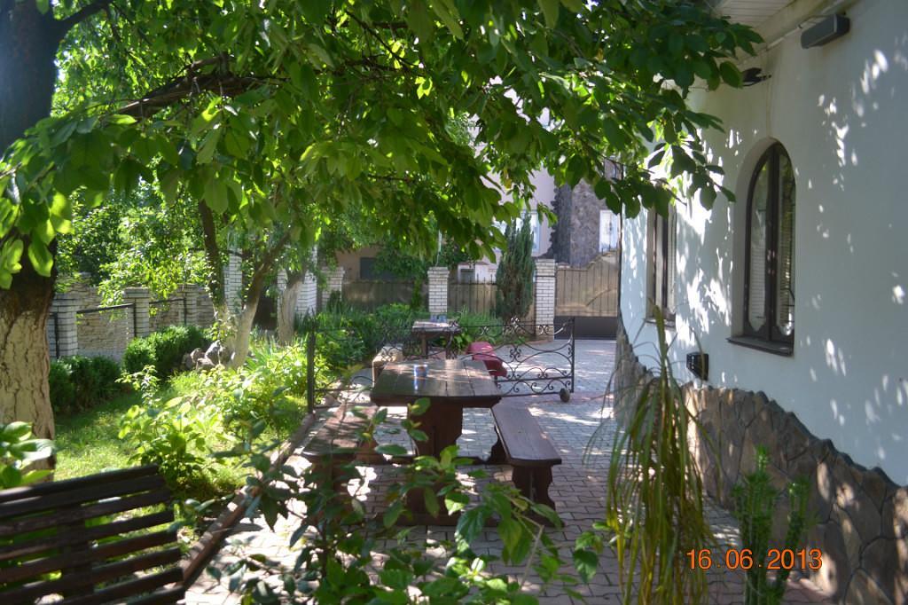 Navigator Bed & Breakfast Cernăuți Exterior foto